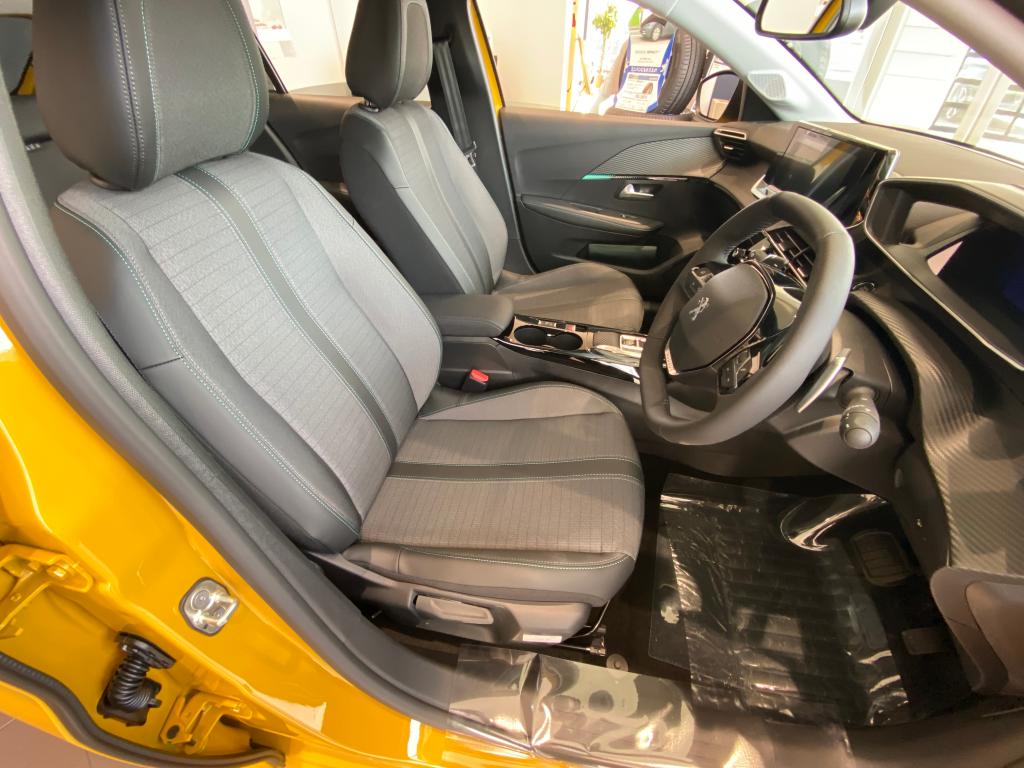 プジョー２０８！！！