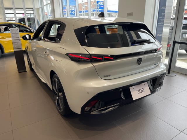 ☆PEUGEOT 308のオリビングリーン☆