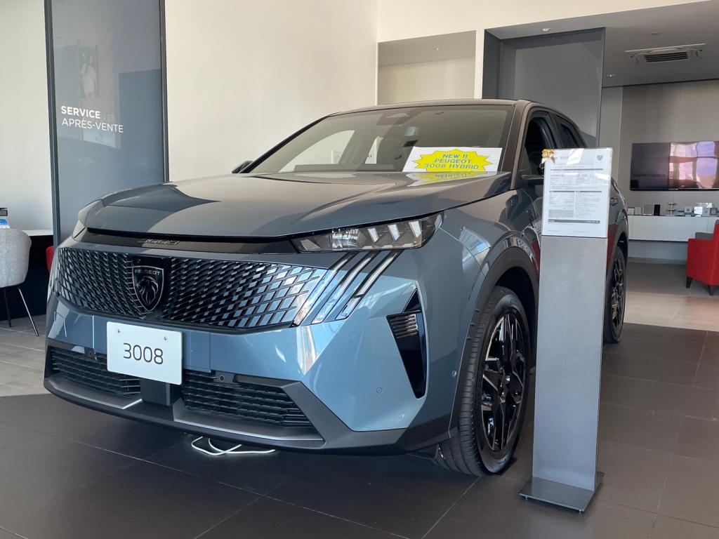 まだまだ人気のプジョー３００８　HYBRID展示車しております！